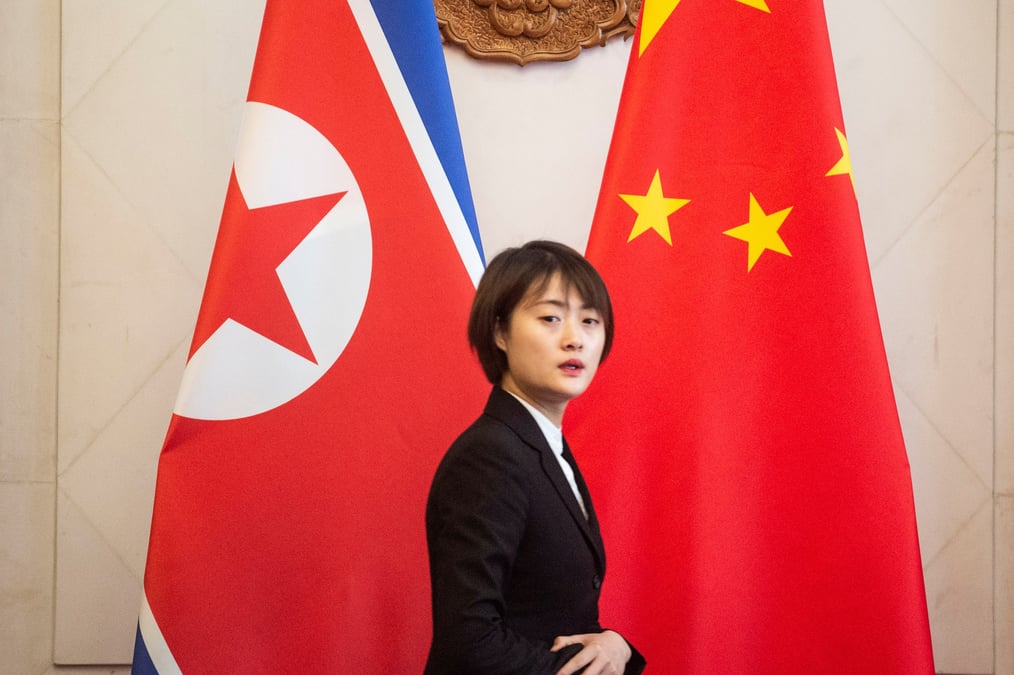 Photo des drapeaux nord-coreens et chinois