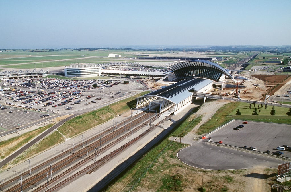La « LGV 4 Rhône-Alpes » contourne Lyon par l'Est, en s'arrêtant par la gare de Lyon-Saint-Exupéry, accolée à l'aéroport.