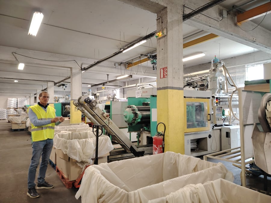 Bernard Fournier, président de RAM, inspecte une pièce qui sort de sa presse.