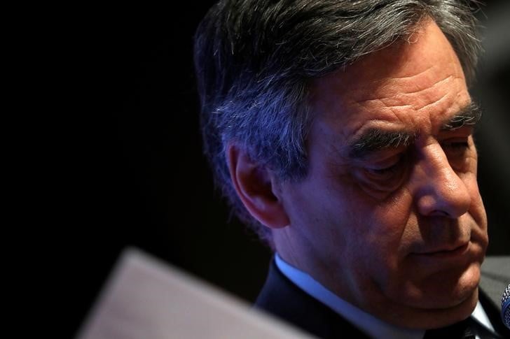 Fillon pret a parler avec valls au nom du redressement du pays