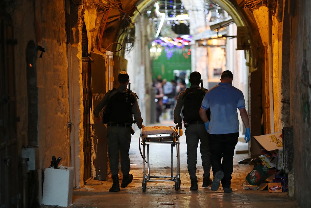 Un palestinien tue apres avoir attaque un policier israelien