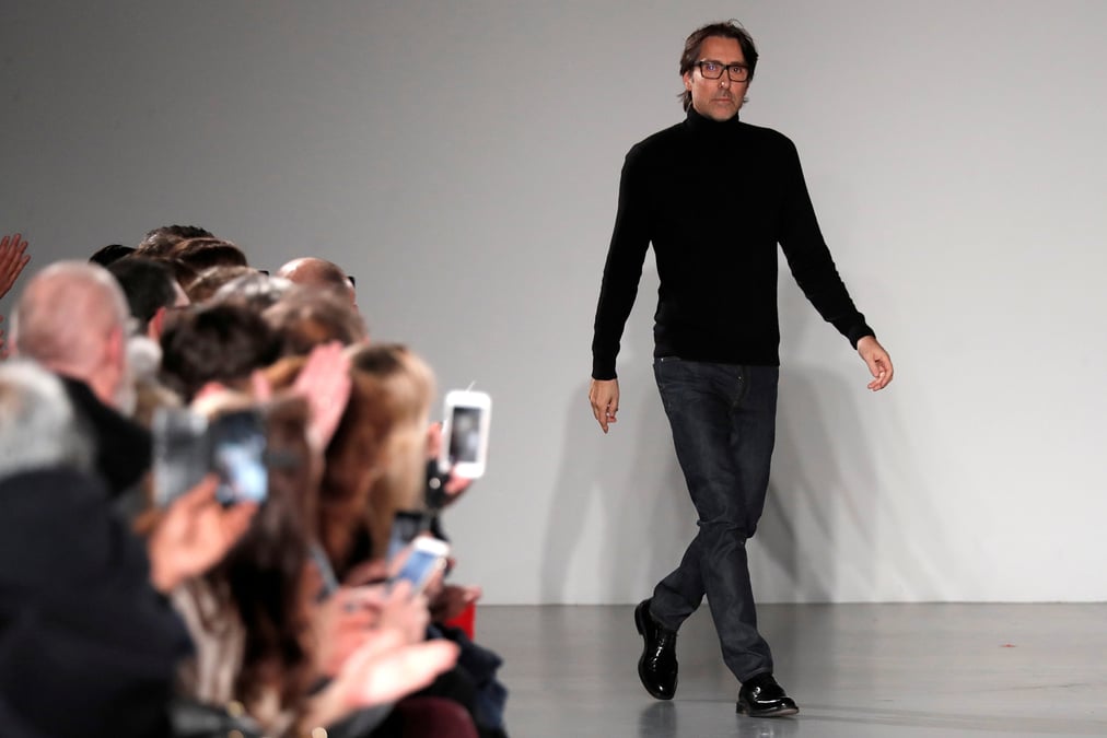 Le couturier josse annule son defile parisien a cause des greves
