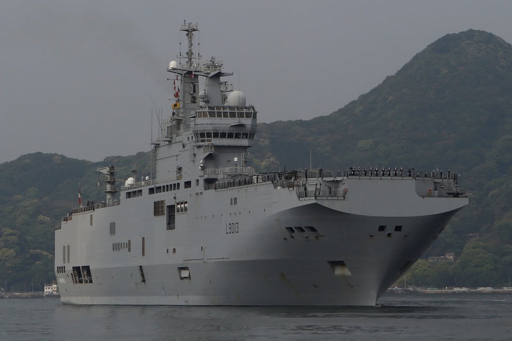 Le porte-helicopteres mistral arrive a la reunion pour ravitailler mayotte
