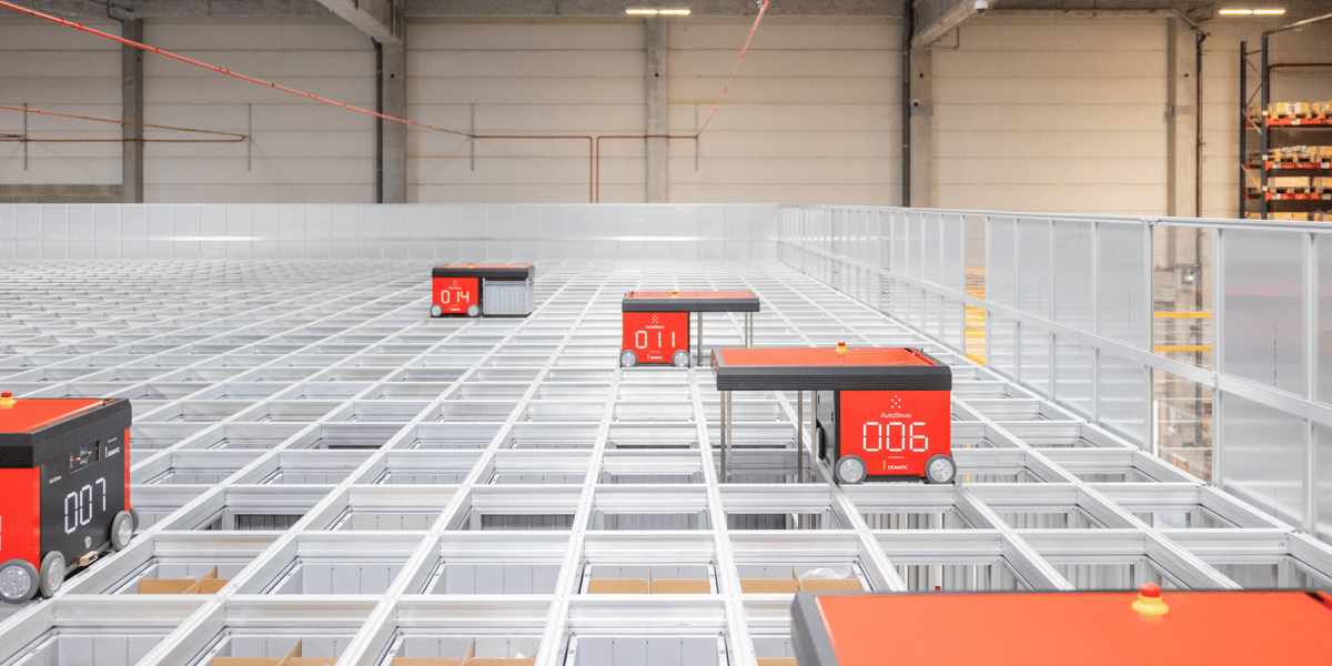 Geodis a installé un "autostore" pour répondre aux besoins logistiques de SNCF Voyageurs à Moissy-Cramayel.