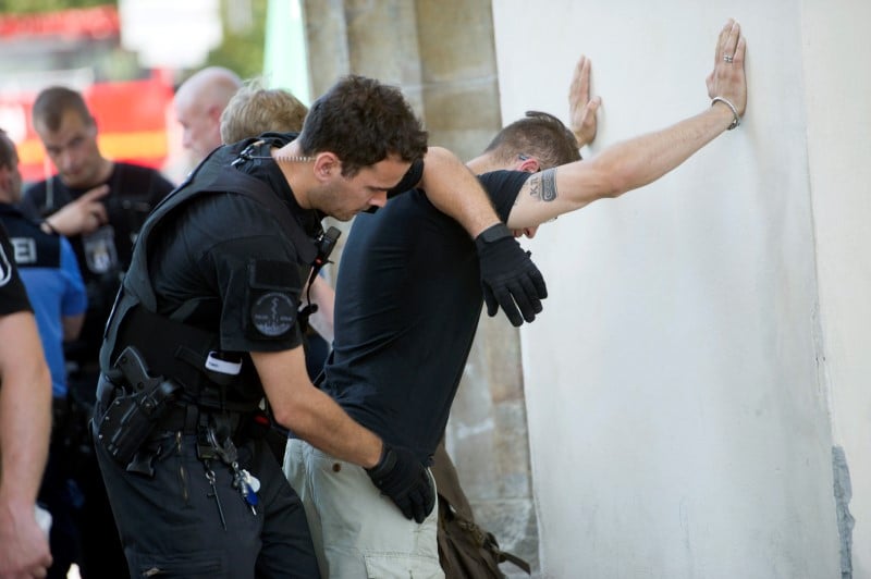 Des militants d'un groupuscule d'extreme droite escaladent la porte de brandebourg