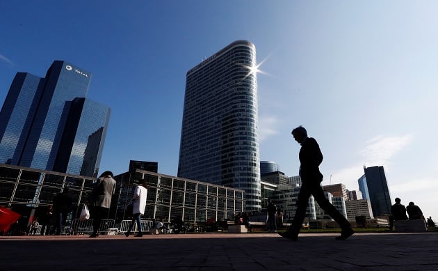 la defense homme d'affaires