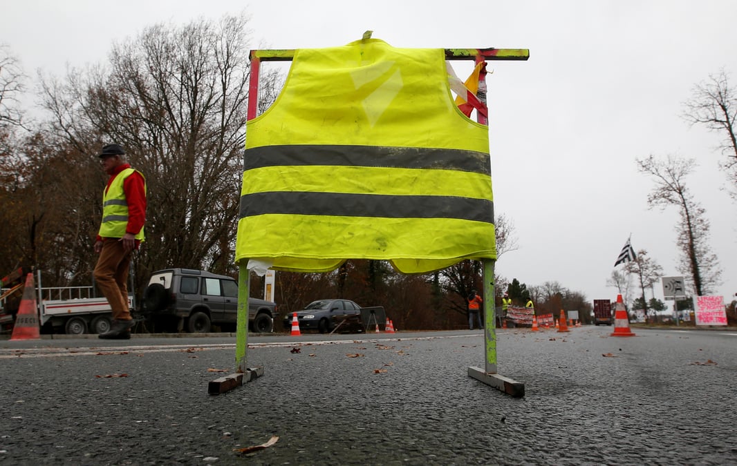 Gilets jaunes: l'executif dialogue et tente de deminer