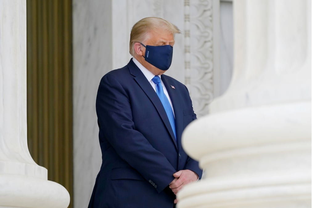 Donald trump hue devant le cercueil de la juge ginsburg