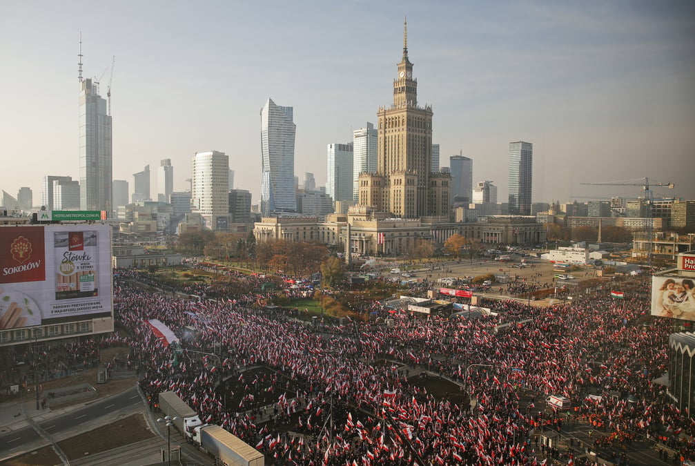 Pologne: des milliers de personnes participent a une marche nationaliste