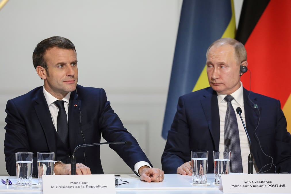Macron a moscou pour une mission diplomatique risquee