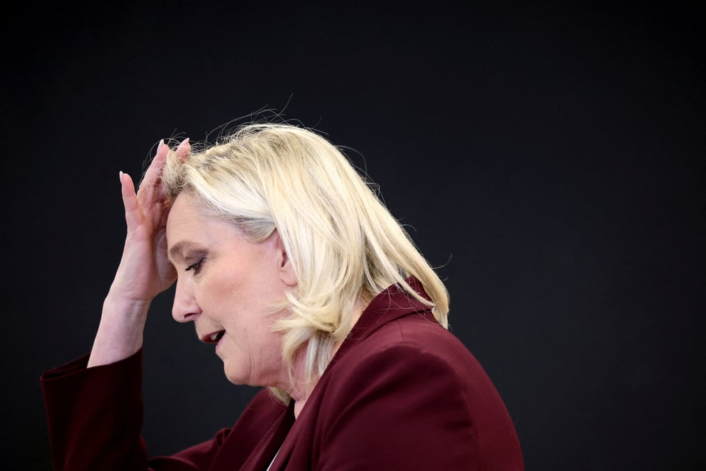 Marine le pen denonce l'autoritarisme d'emmanuel macron