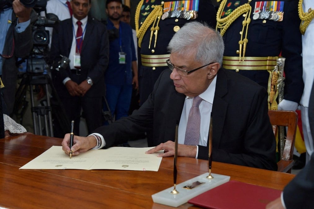 Sri lanka: le nouveau president prete serment en pleine crise economique