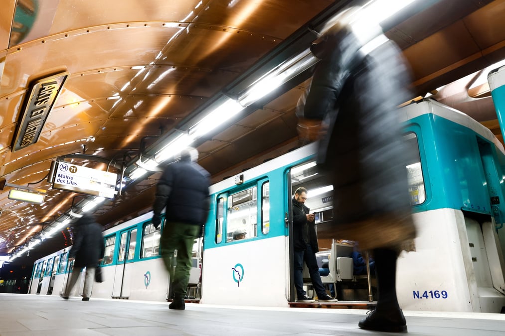 Le metro de paris a la veille d'une greve contre la reforme des retraites
