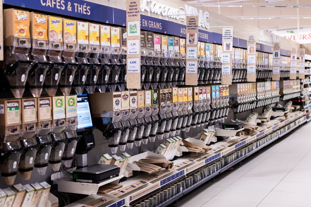 Le rayon vrac d'un magasin Carrefour équipé de la solution de la startup basque Mayam.
