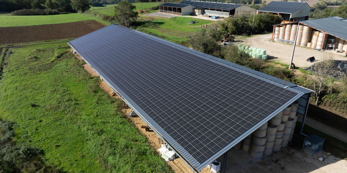 Arkolia annonce une capacité installée totale de 562 MW d'énergies renouvelables en exploitation en 2023, notamment sur des hangars agricoles (photo).