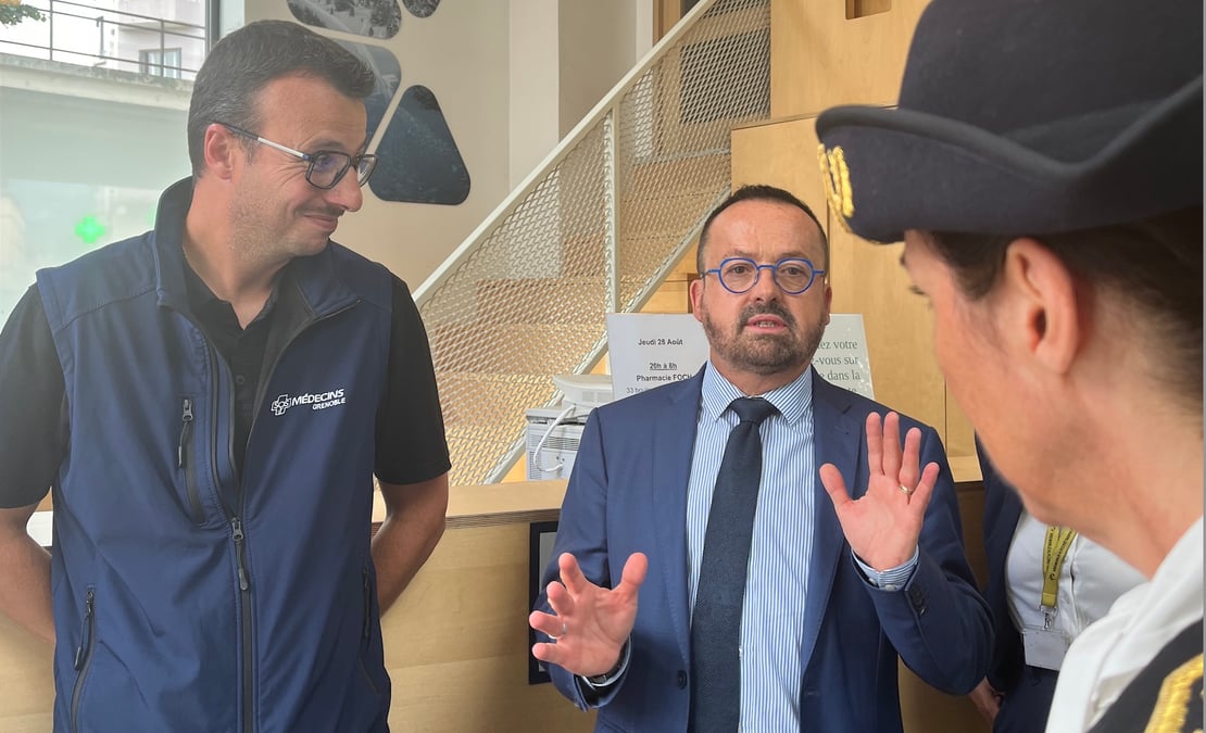 En visite au coeur de la nouvelle antenne de SOS Médecins à Grenoble, le ministre de la Santé a annoncé la signature des décrets permettant l'installation de 3.700 médecins juniors par année pour lutter contre les déserts médicaux.