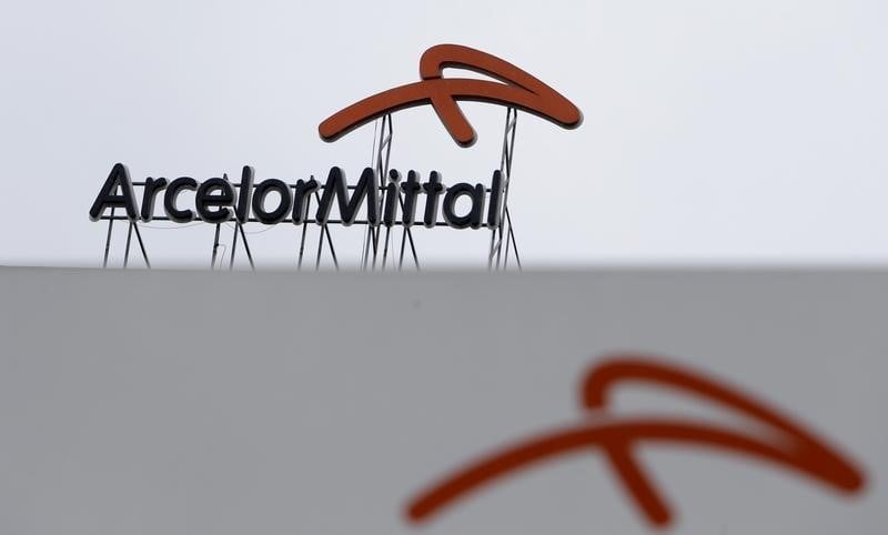 Arcelormittal (+2,45%) en tete des rares hausse du cac40 a mi-seance
