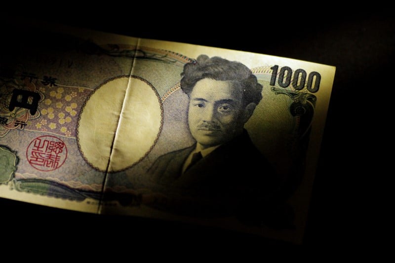 Mesures de relance de pres de 15 milliards d'euros au japon