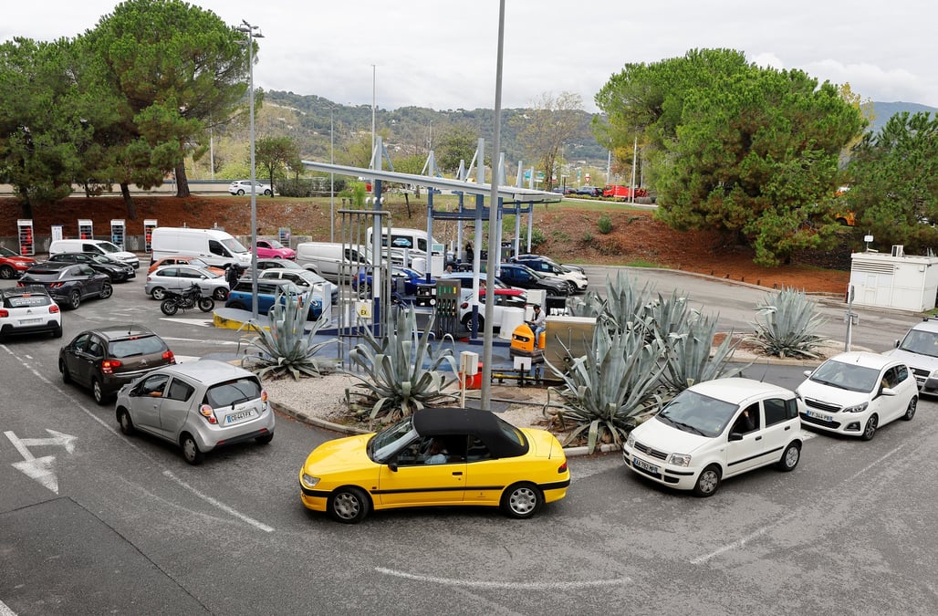 Photo d'archives de voitures dans une file d'attente dans une station-service a nice