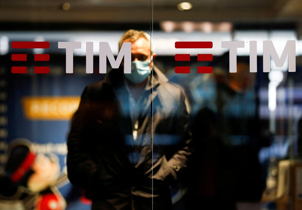 Le logo de tim est visible au siege de l'entreprise