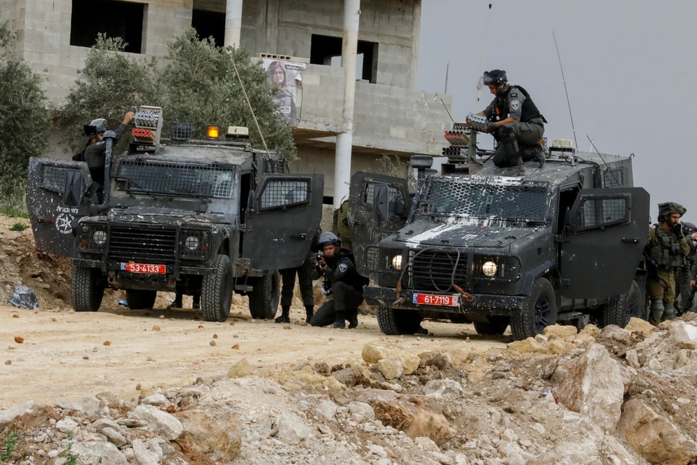 Des officiers de la police des frontieres israelienne pres de naplouse en cisjordanie