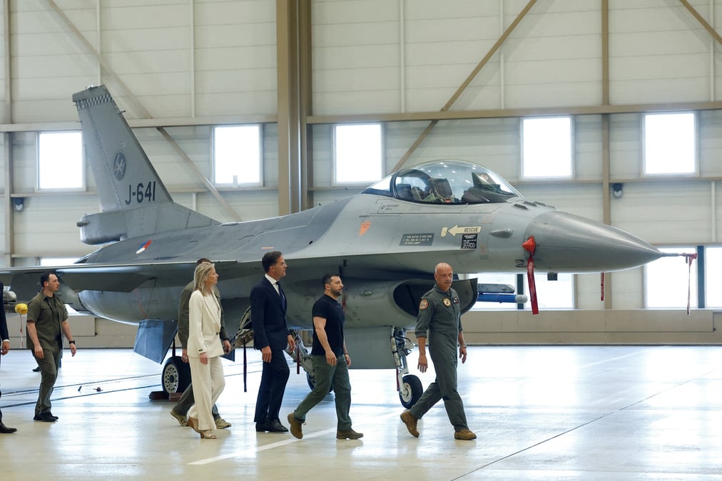Photo d'archives du president ukrainien volodymyr zelensky et le premier ministre neerlandais mark rutte qui passent devant un avion de chasse f-16