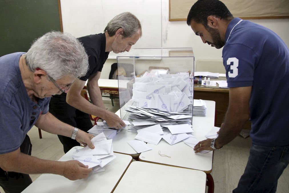 Le "non" nettement en tete du referendum en grece