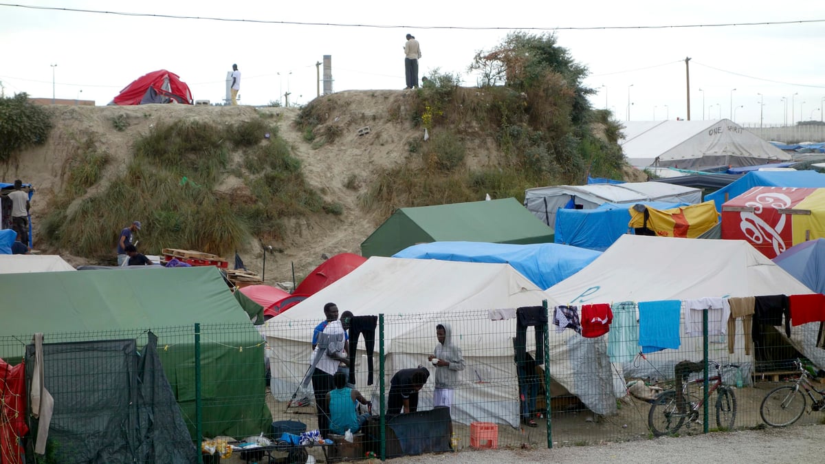 Desengorger calais par des mini-centres d'accueil en region