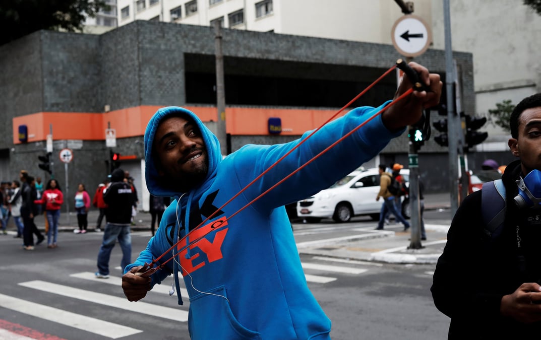 Une greve generale paralyse plusieurs grandes villes au bresil