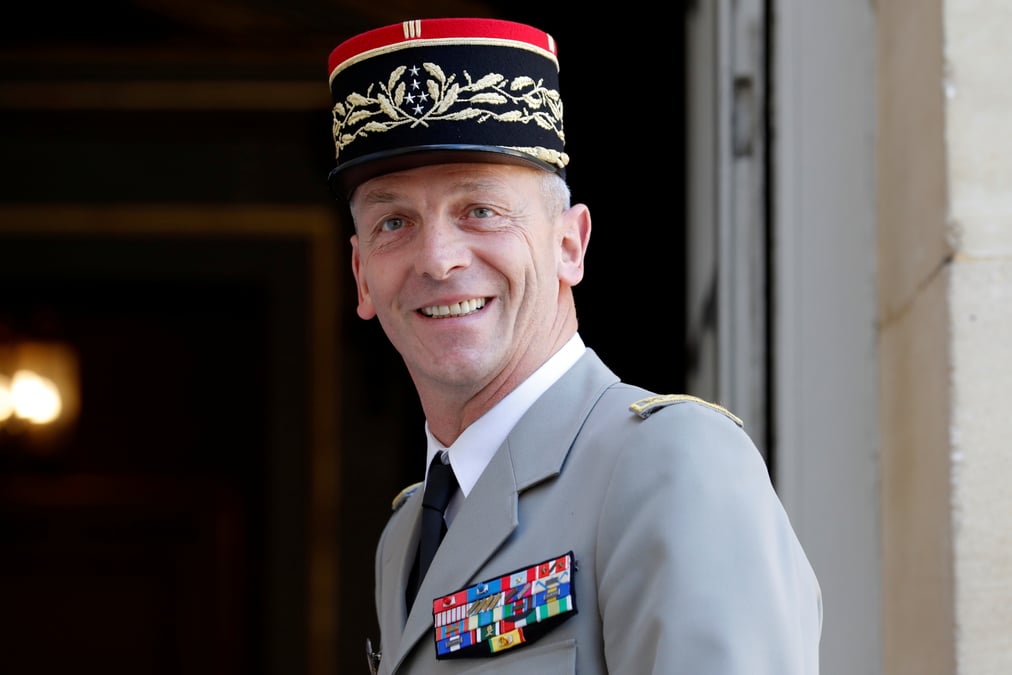Hommage appuye du nouveau cema a son predecesseur