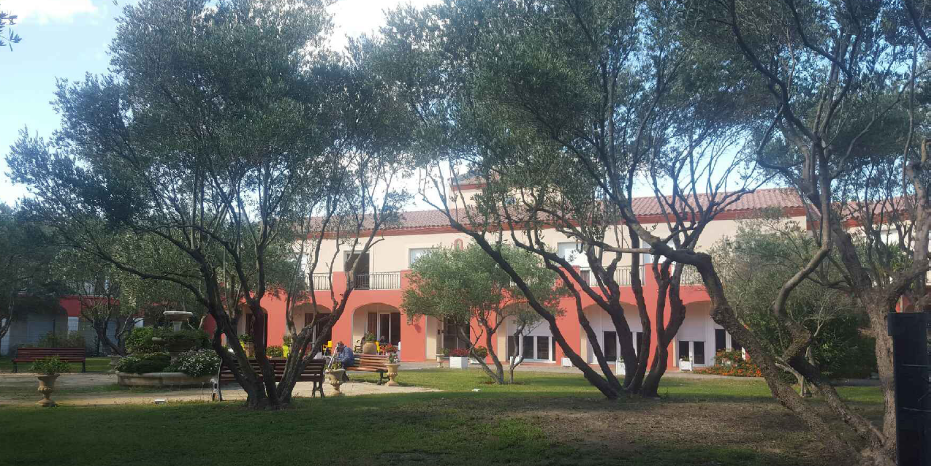 L'EHPAD, situé près de Béziers, s'étend sur 3 000 m2 et compte 62 places