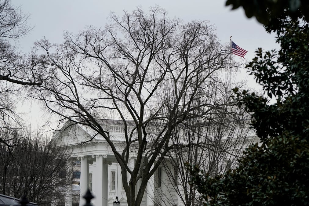 Prive de twitter, donald trump, isole, face a la menace de destitution