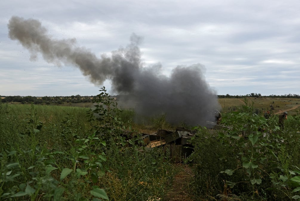 Des militaires de la republique populaire autoproclamee de louhansk tirent avec un obusier 2a65 msta-b en direction de soledar pendant le conflit ukraine-russie dans la region de louhansk, en ukraine