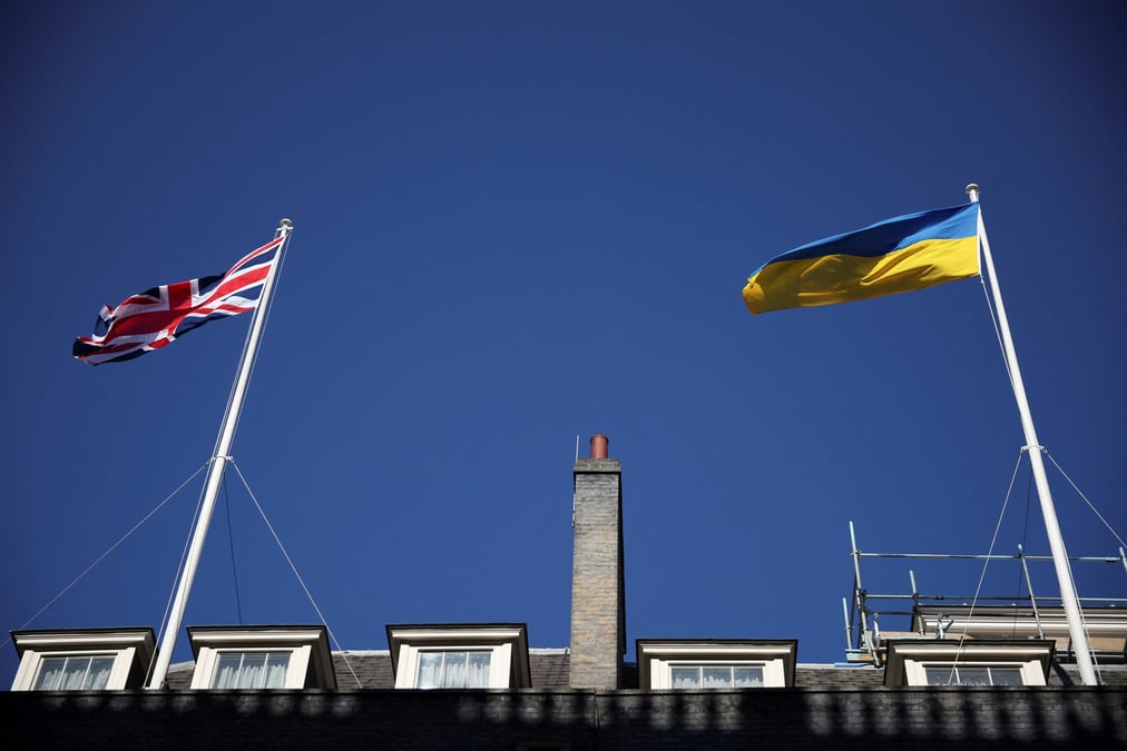 Des drapeaux britanniques et ukrainiens