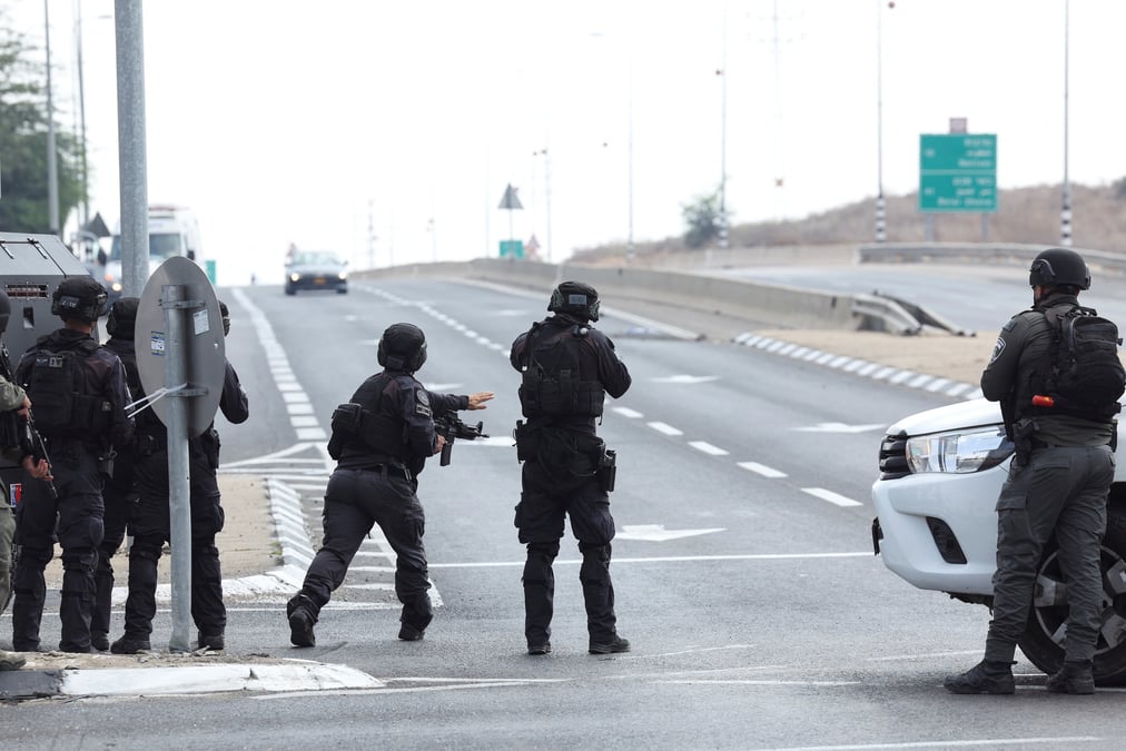 La securite israelienne prend position pres de sderot, en israel