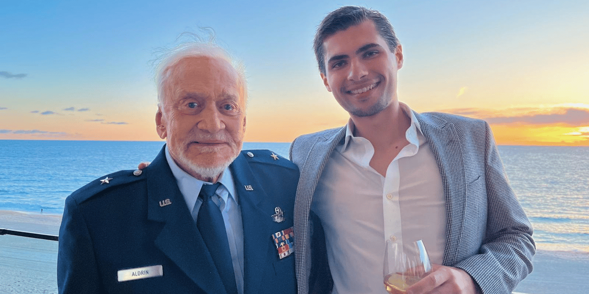 Enzo Bleze pose avec l'astronaute américain Buzz Aldrin.