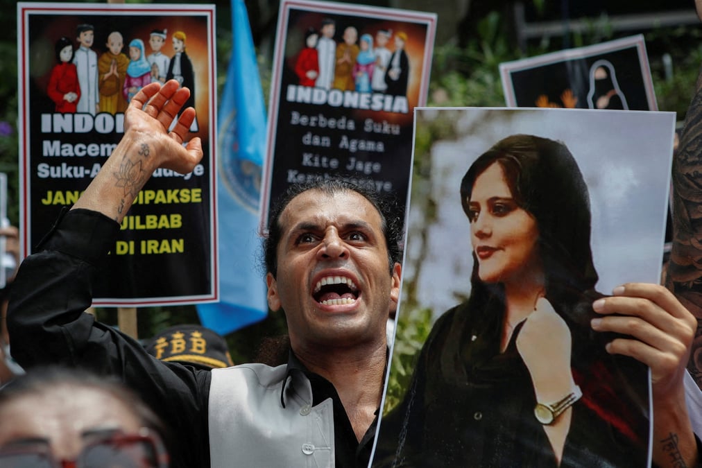 Une manifestation contre le regime iranien a la suite de la mort de mahsa amini