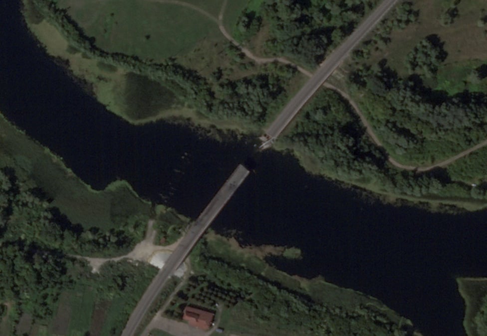 Image satellite d'un pont effondre sur la riviere seym dans le district de glushkovo dans la region de koursk