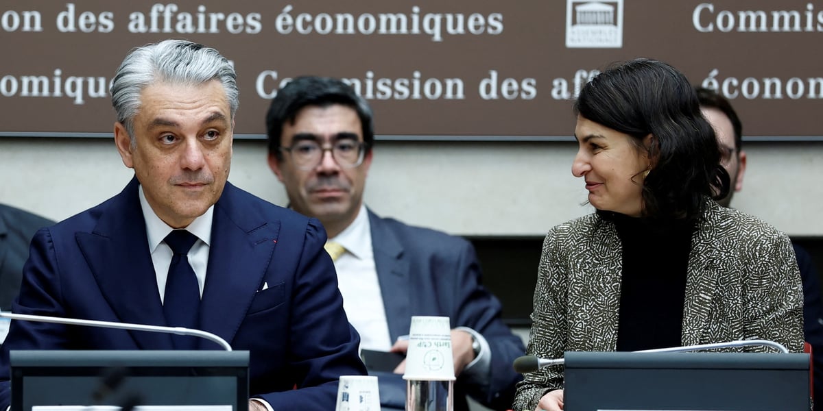 Aurélie Trouvé, députée LFI, ici avec l'ex-patron de Renault Luca de Meo, appelle à refonder un compromis entre la puissance publique et le patronat.