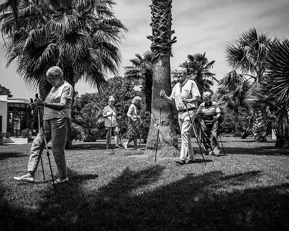 La clinique Jardins de Sophia organise pour ses patients des ateliers de marche nordique dans la palmeraie de la clinique.