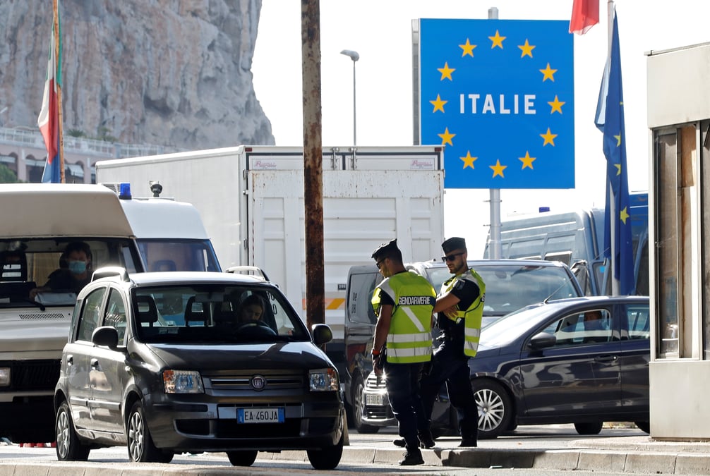 Debut de reouverture en ordre disperse des frontieres en europe