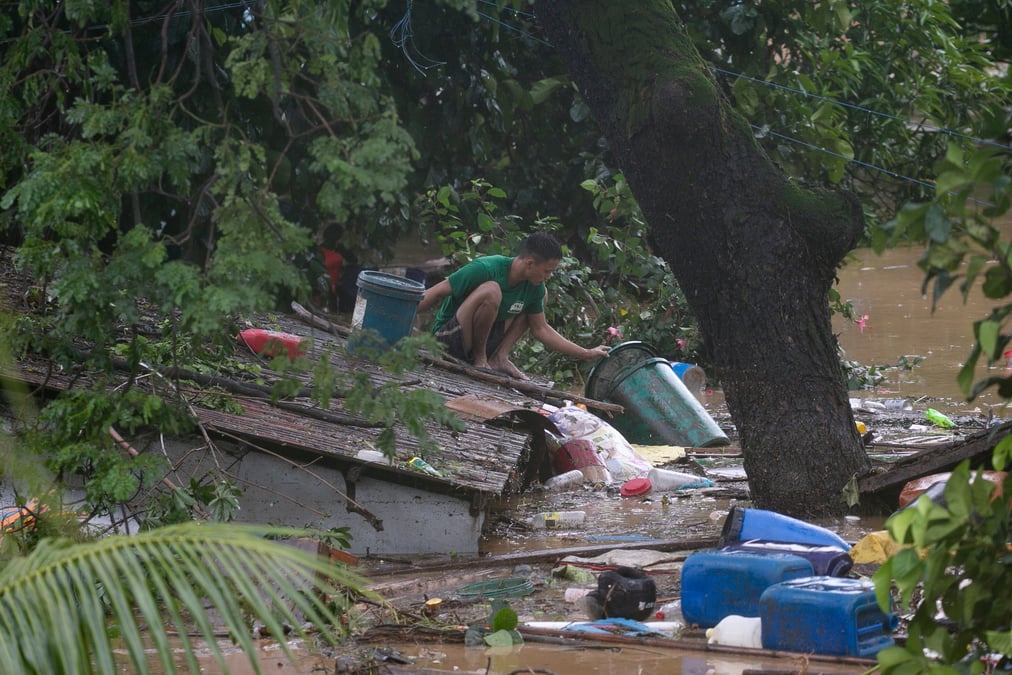 Le typhon vamco frappe les philippines, paralyse en partie manille