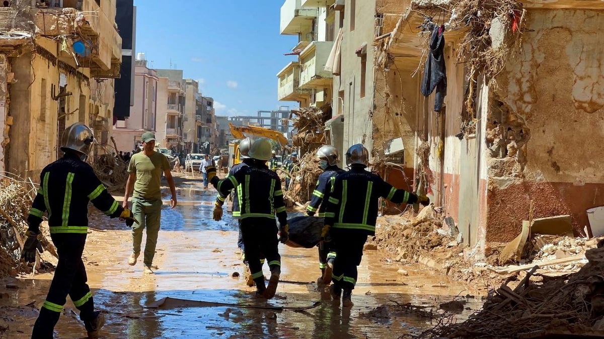 Les membres des equipes de secours a derna, en libye