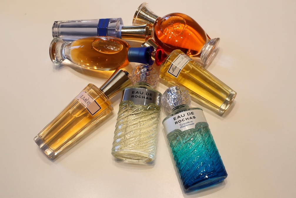 Des flacons de parfums rochas sont exposes dans les bureaux du fabricant de parfums interparfums a paris