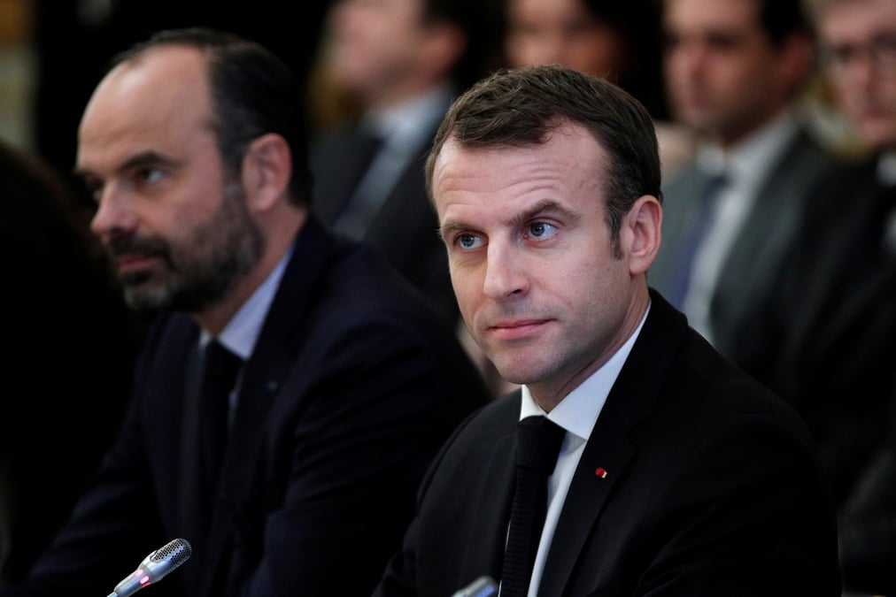 Macron et philippe perdent trois points dans le barometre elabe