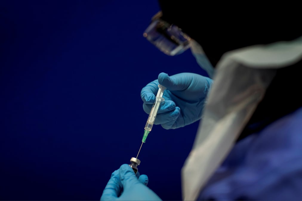 Coronavirus: londres envisage un vaccin obligatoire pour le personnel de sante