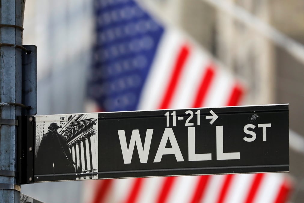 Photo d'une plaque de rue wall street visible a l'exterieur de la bourse de new york (nyse)