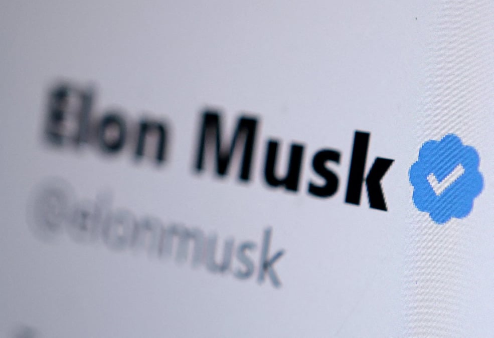 Photo d’archives: l'illustration montre le badge de verification du compte twitter d'elon musk
