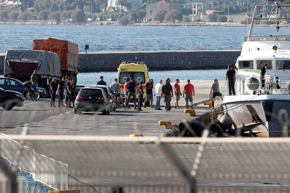 Des migrants secourus debarquent dans le port de mytilene