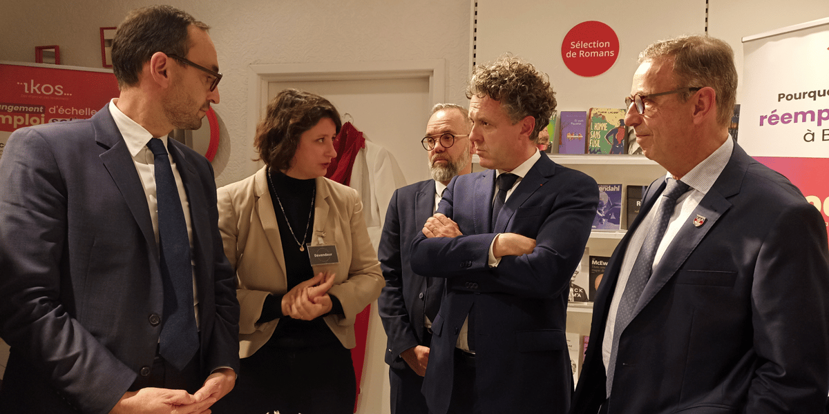 Coordinatrice du projet ïkos, Marion Besse, au centre, est entourée de Christophe Béchu et Thomas Cazenave, les ministre de la Transition écologique et des Comptes publics ainsi que de Pierre Hurmic, le maire de Bordeaux, et de Mathieu Anglade, directeur régional de l'Ademe, le 1er décembre.